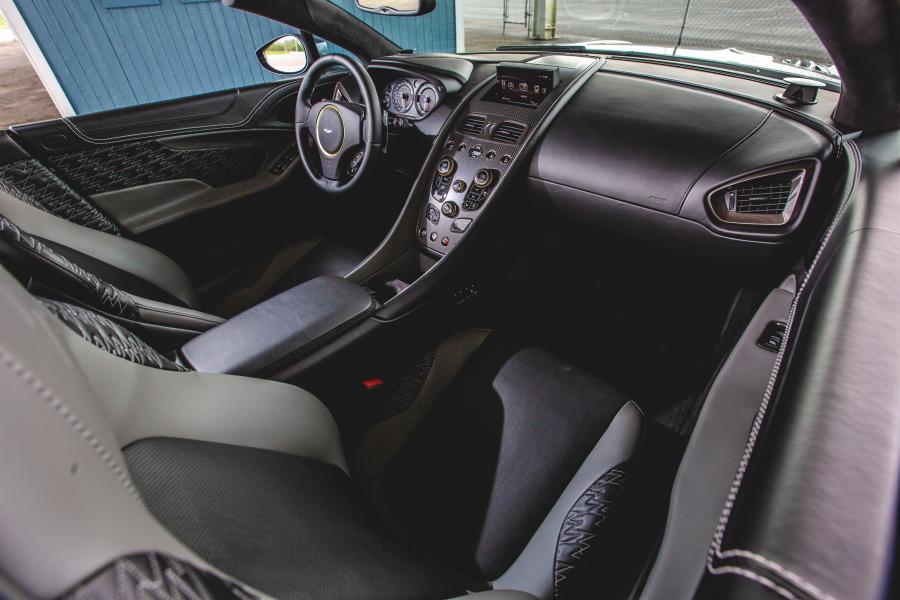 Интерьер Aston Martin Vanquish Zagato Volante 2017 года  (NA) (фото 32 из 40)